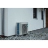 5MXM90N multisplit installerad sittande mot en vitputsad fasad.