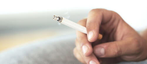 Rykande cigarett